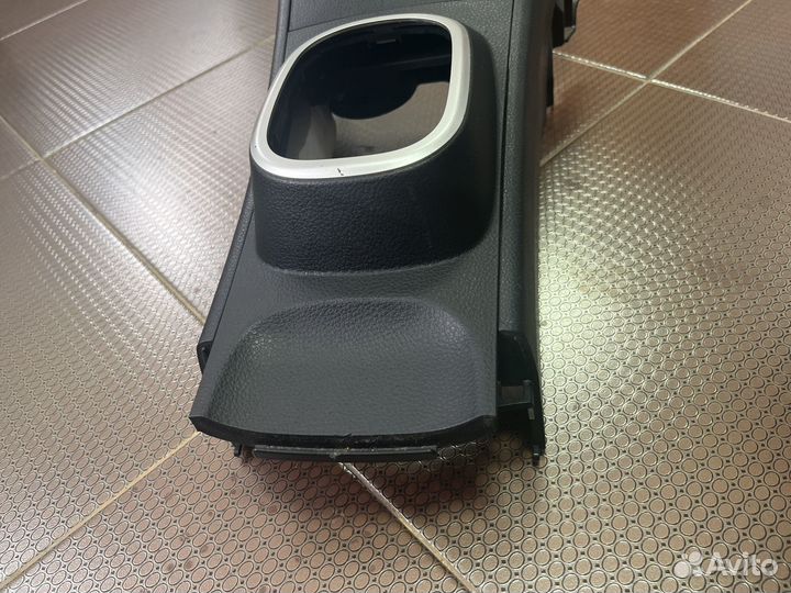 Центральная консоль между сидений Tiida C11