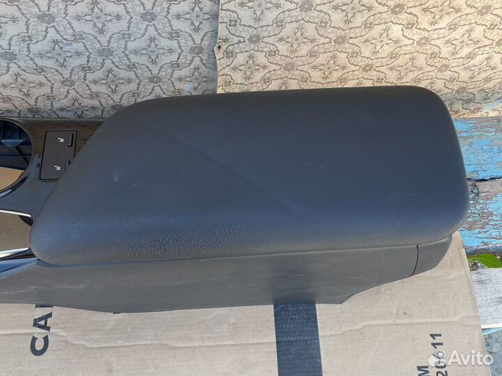 Toyota Camry v70 Бар (Подлокотник)