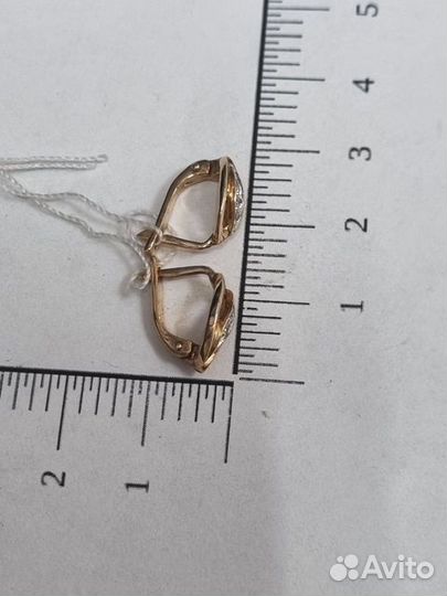 Золотые серьги с камнем