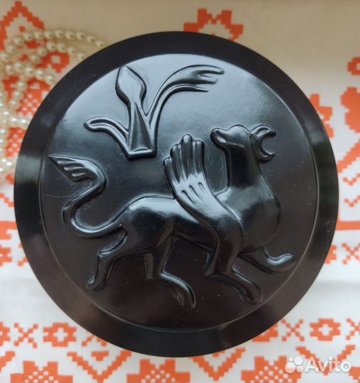 Шкатулка с грифоном из карболита СССР