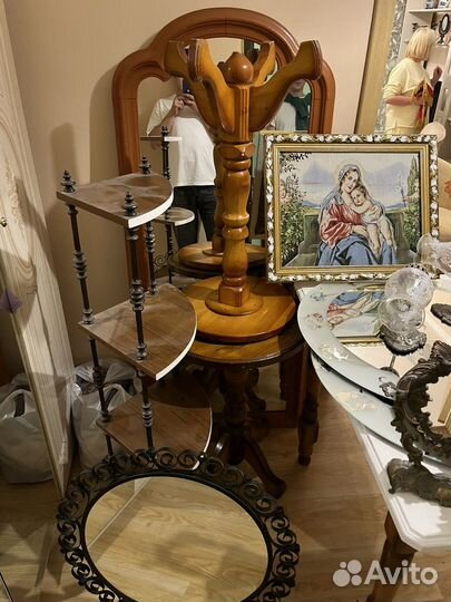 Стол, подставка под цветы, зеркало