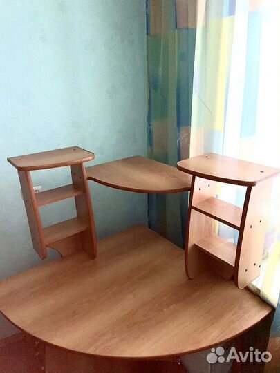 Компьютерный стол угловой с полками