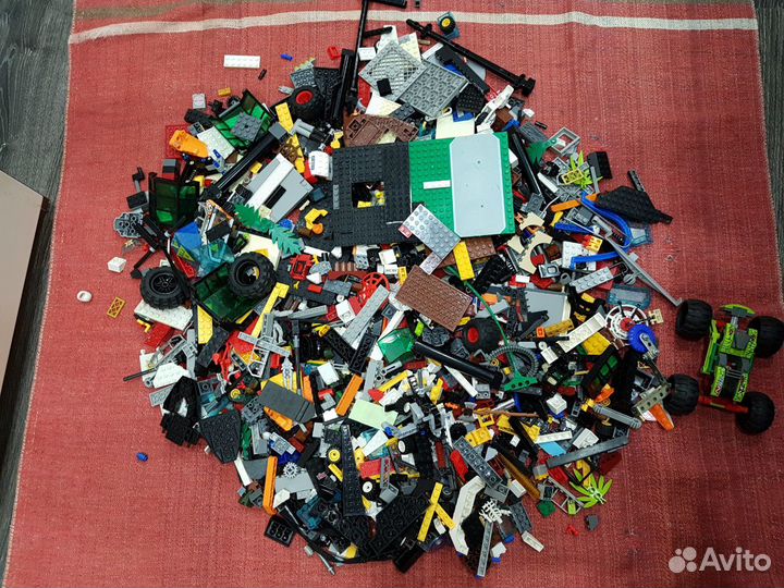 Конструктор lego+коробка с игрушками в подарок