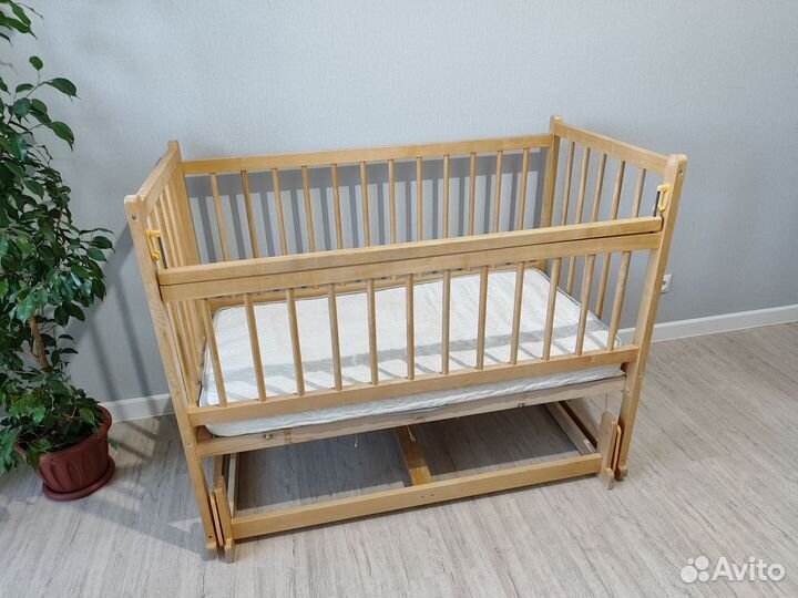 Детская кроватка с поперечным маятником
