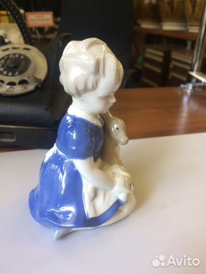 Фарфоровая статуэтка 