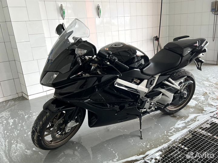 Мотоцикл Honda VFR800 (2014г)