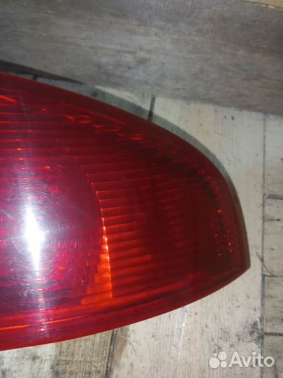 Фонарь задний правый Dodge Stratus 2002г