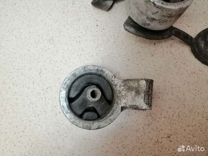 Петли багажника и др.mitsubishi carisma