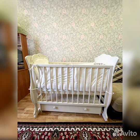 Детская кроватка с маятником и ящиком