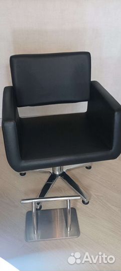 Парикмахерское кресло с подставкой под ноги