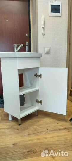 Продам раковину с тумбой