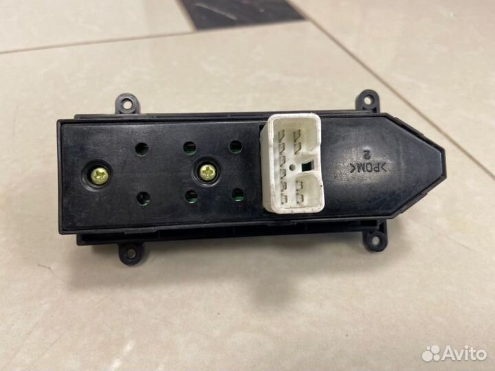 Кнопка стеклоподъемника передняя правая Hyundai