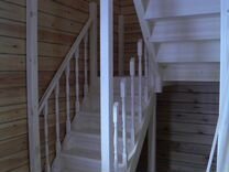 Лестница деревянная удобная с площадкой