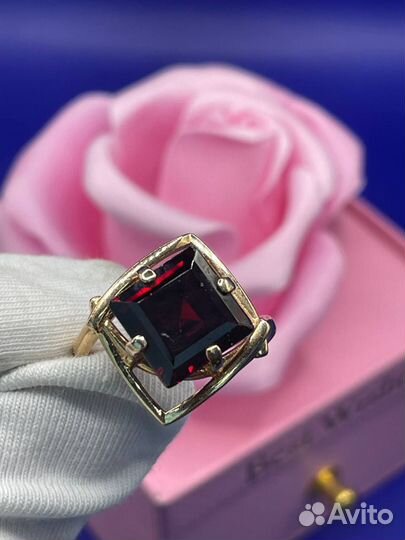Золотое кольцо вставка гранат размер 18 проба 585
