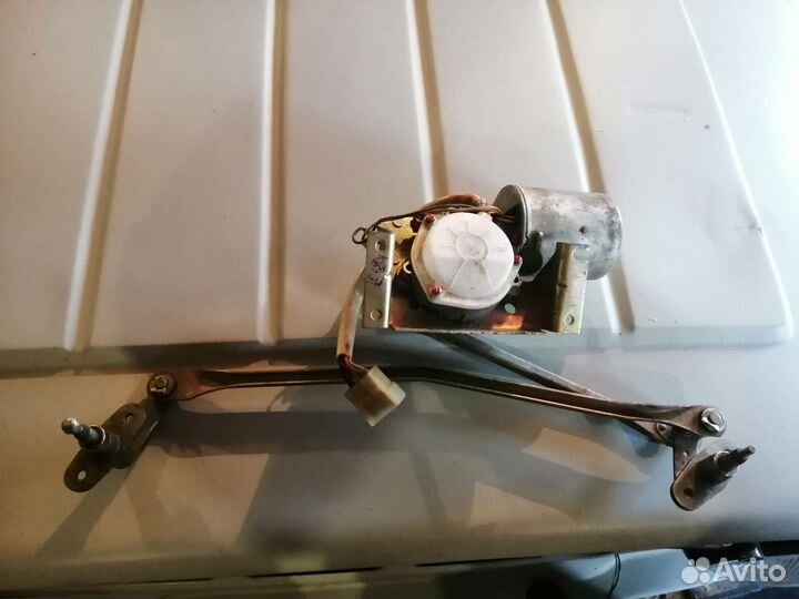 Двигатель стеклоочистителя с трапецией в сборе
