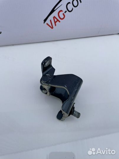 Петля двери багажника Volkswagen Golf 6 1.4 caxa