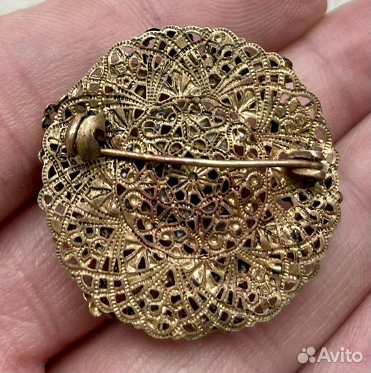 Красивая винтажная брошь с Красными камнями