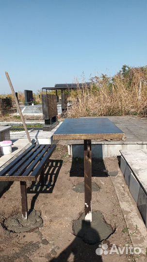 Стол и лавка на кладбище