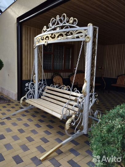 Садовые качели подвесные,скамейки,цветочницы и т.д