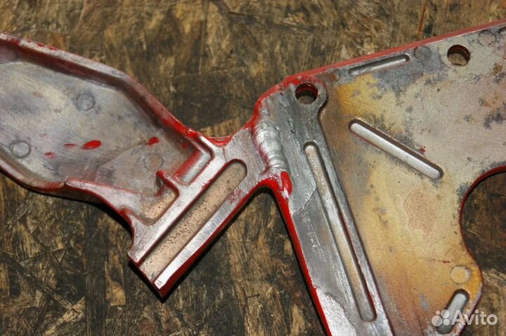 Крепление подножки водителя левое Suzuki GSF400 Ba