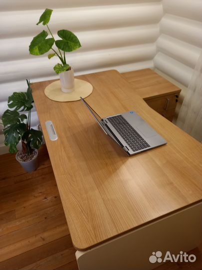 Стол для дома или офиса бу в идеальном состоянии