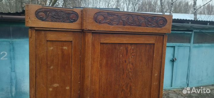 Старинный шкаф