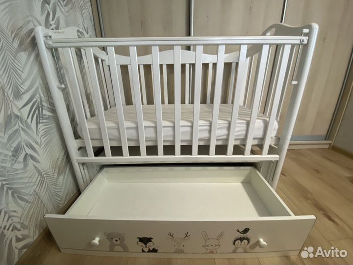 Детская кроватка с универсальным маятником