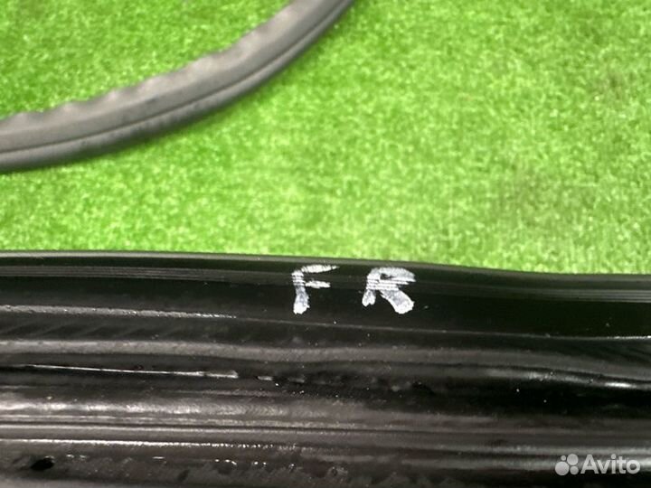 Уплотнитель проема двери передний правый Skoda