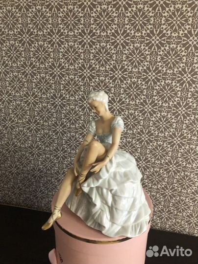 Фарфоровая статуэтка Антиквариат