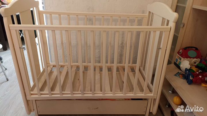 Детская кроватка с маятником и ящиком