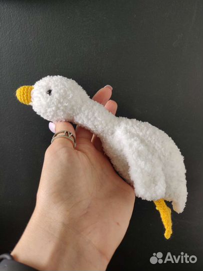 Гусь обнимусь вязаный