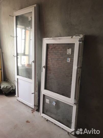 Пластиковая балконная дверь с окном