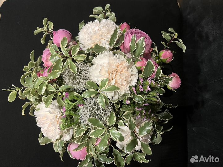 Композиция из живых цветов в шляпной коробке