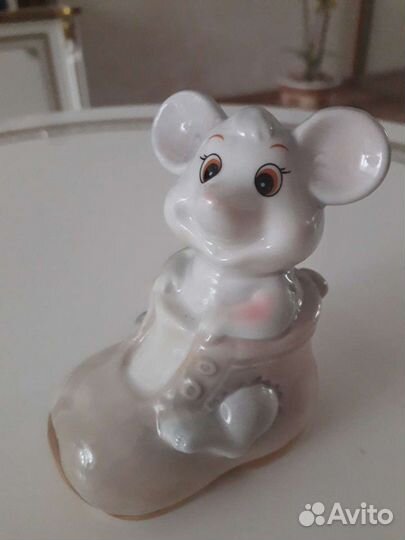 Фарфоровая фигурка