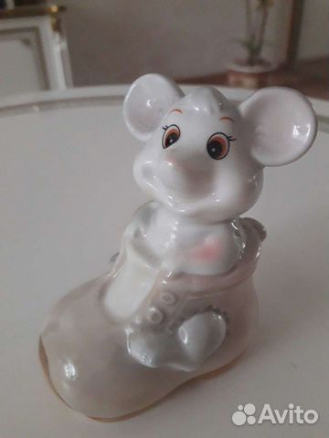 Фарфоровая фигурка