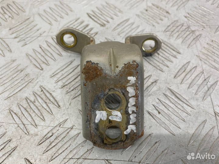 Б/У петля двери передний правый Nissan Almera