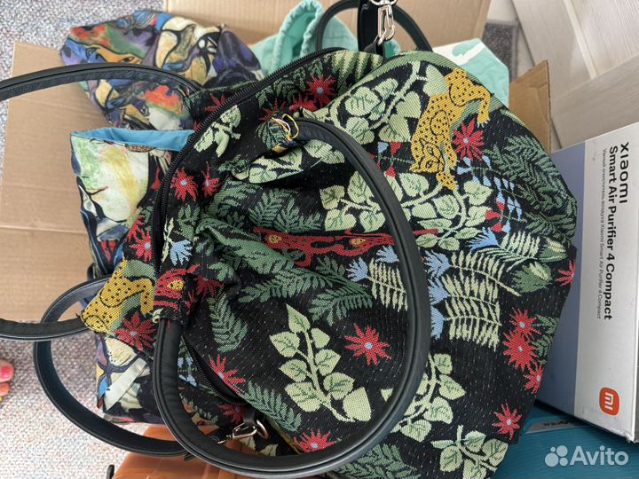 Чемодан женских вещей 54 и 2 куртки