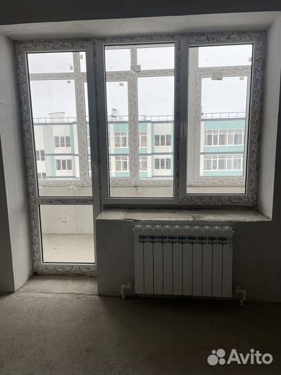 Окно и дверь на балкон