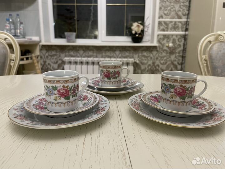 Набор кофейных чашек с тарелочками и блюдцами