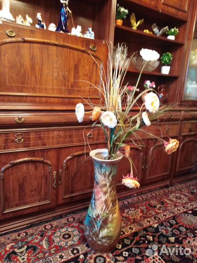 Композиция цветка в большой напольной вазе