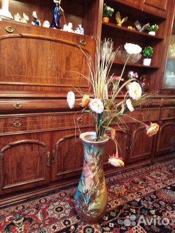 Композиция цветка в большой напольной вазе