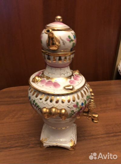 Фарфоровый сувенирный самовар с чайником. Гжельс