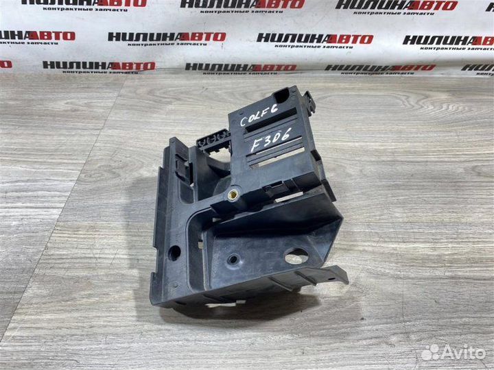 Кронштейн блока предохранителей Volkswagen Golf 6