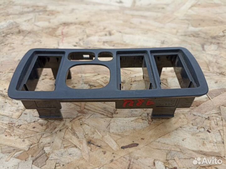 Накладка торпеды левая Toyota Avensis ZZT251