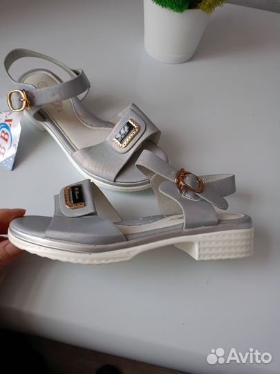 Босоножки сандали для девочки новые 33 размер