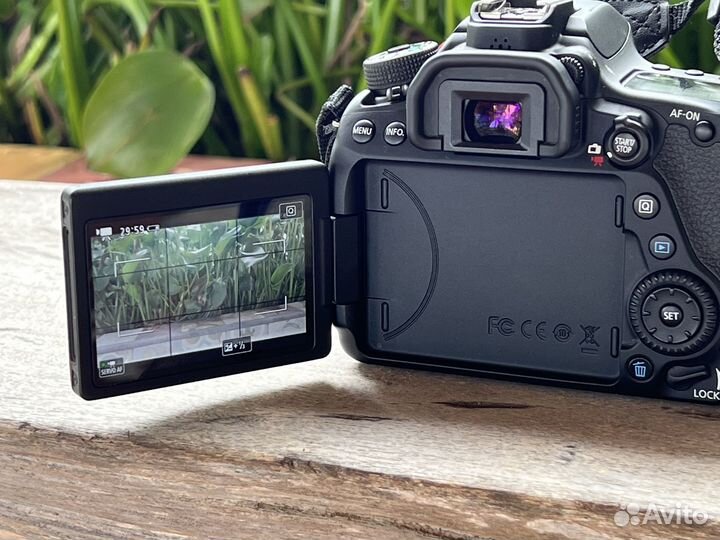 Зеркальная фотокамера Canon