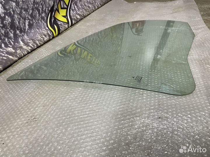 Стекло двери передней правой Mitsubishi Colt Z3 6