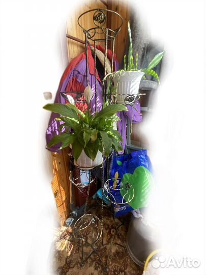 Металлическая подставка для цветов