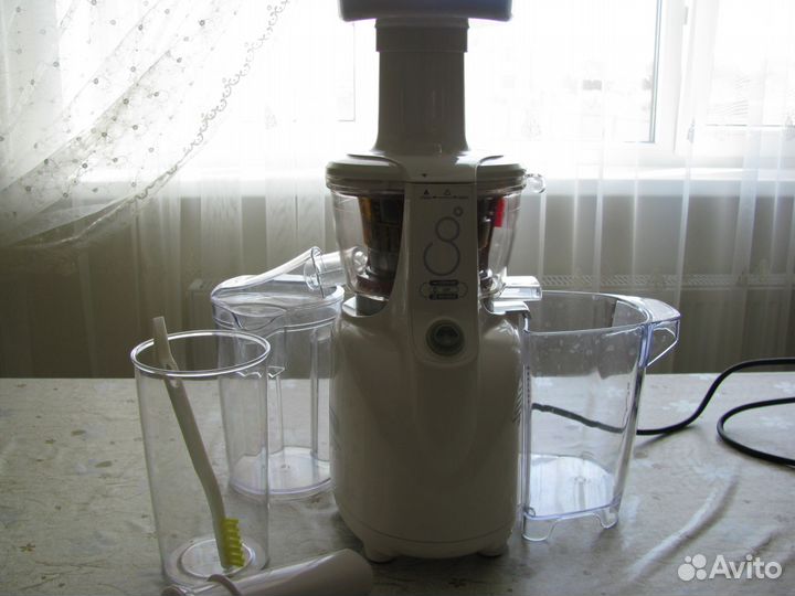 Шнековая соковыжималка