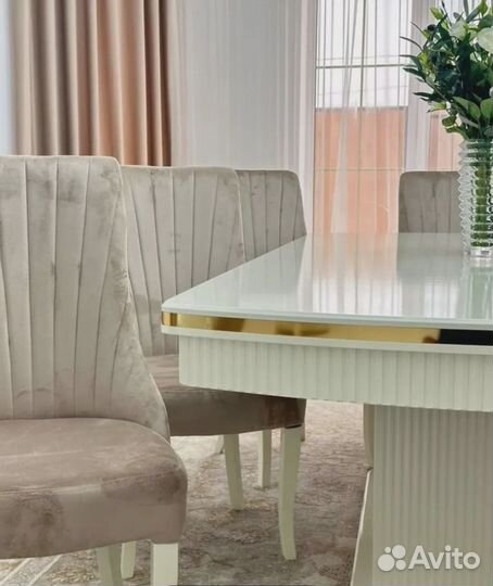Обеденный стол со стульями